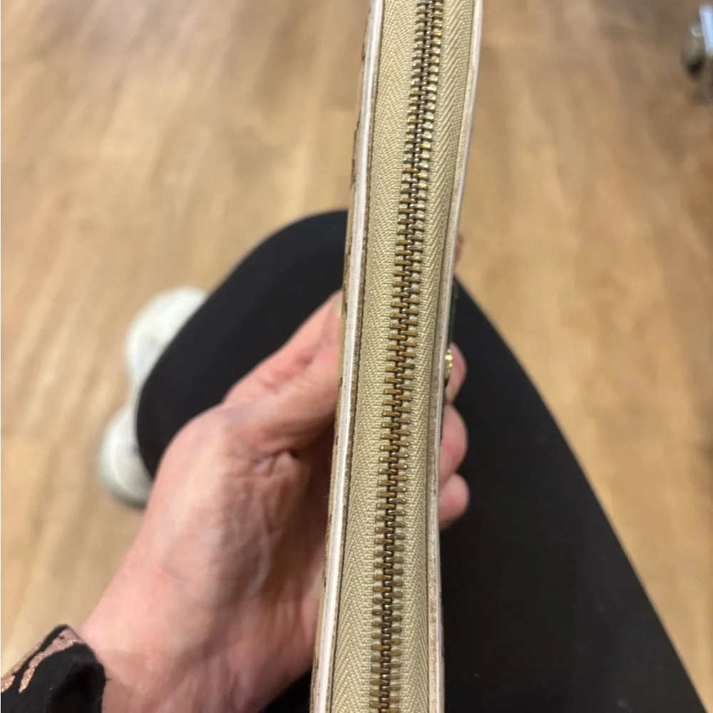 Gucci Tan and Green Signature Wallet - Picture 6 of 15